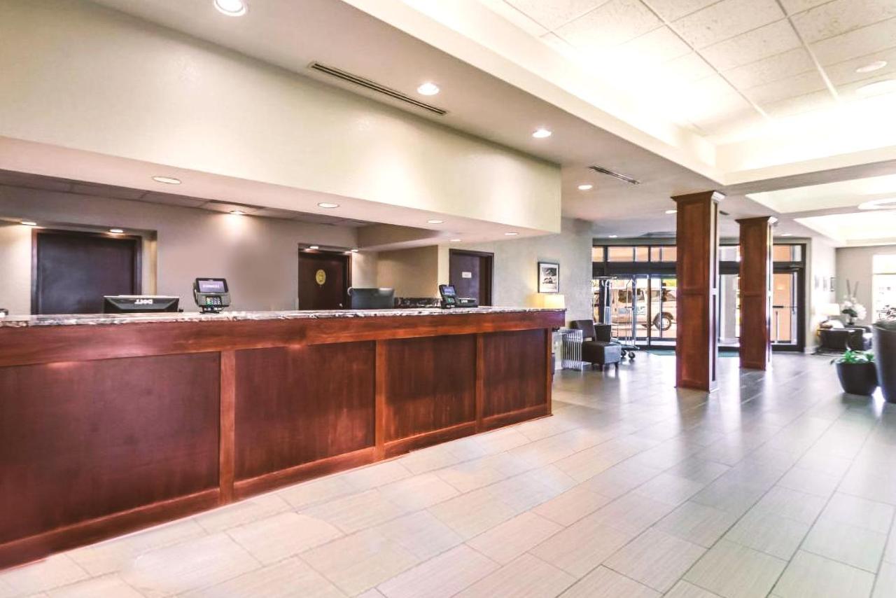 Norwood Inn & Suites Milwaukee Butler Exterior photo