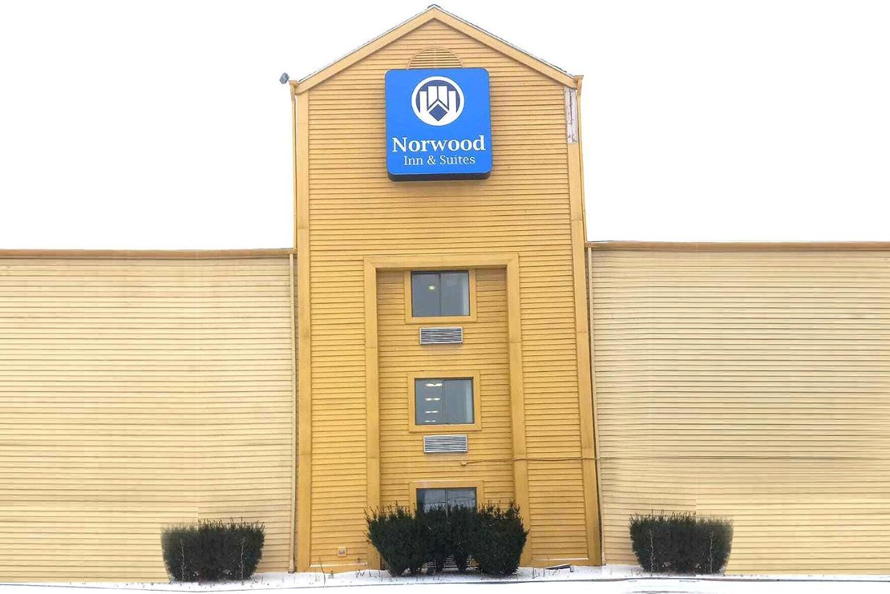 Norwood Inn & Suites Milwaukee Butler Exterior photo
